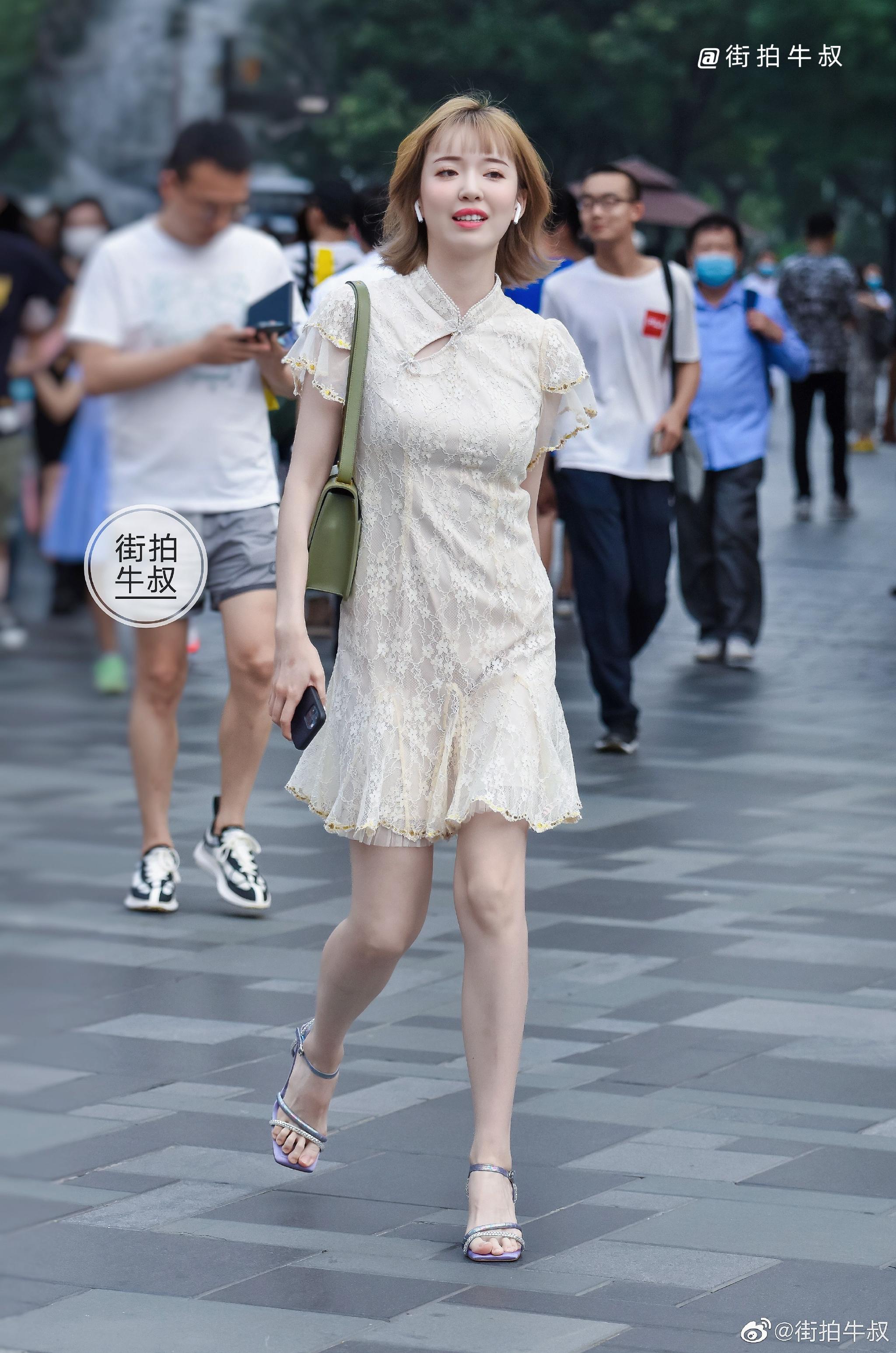 美女穿着漂亮的国风网纱旗袍出街__财经头条