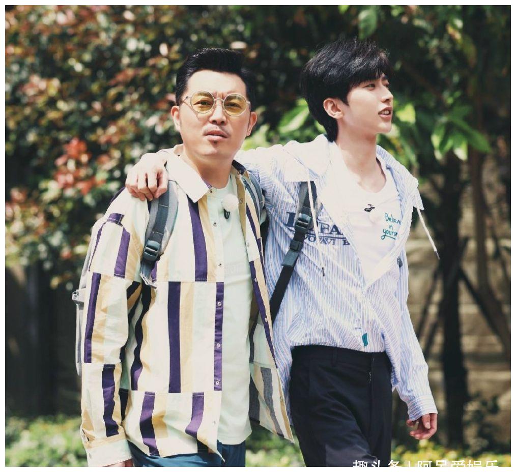 蔡徐坤过敏忍痛做饭 只有沙溢不顾规则来帮忙 果然是极挑出来的人