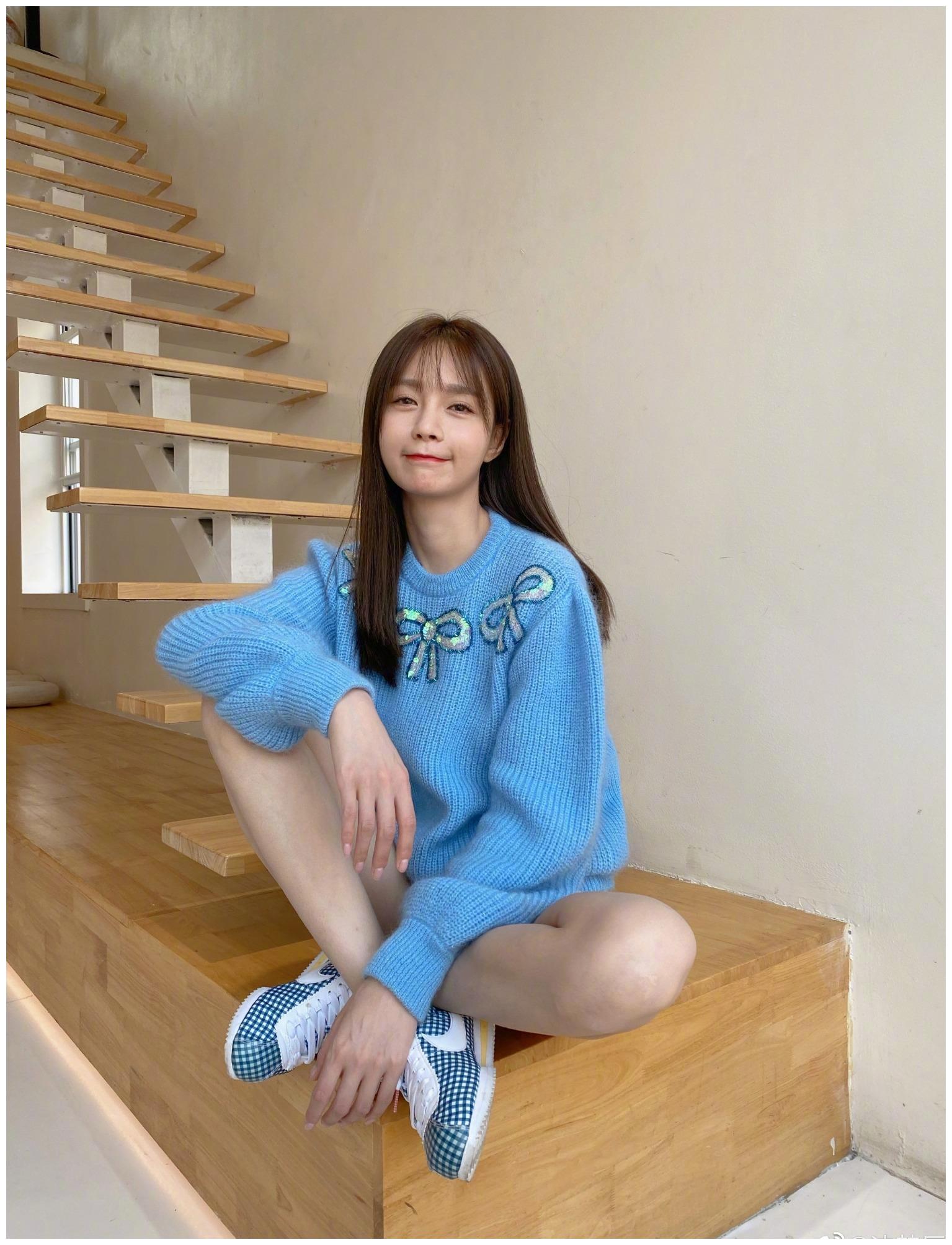 沈梦辰模仿《青你2》选手跳舞,表情控制满分,被指:撞脸蔡卓宜