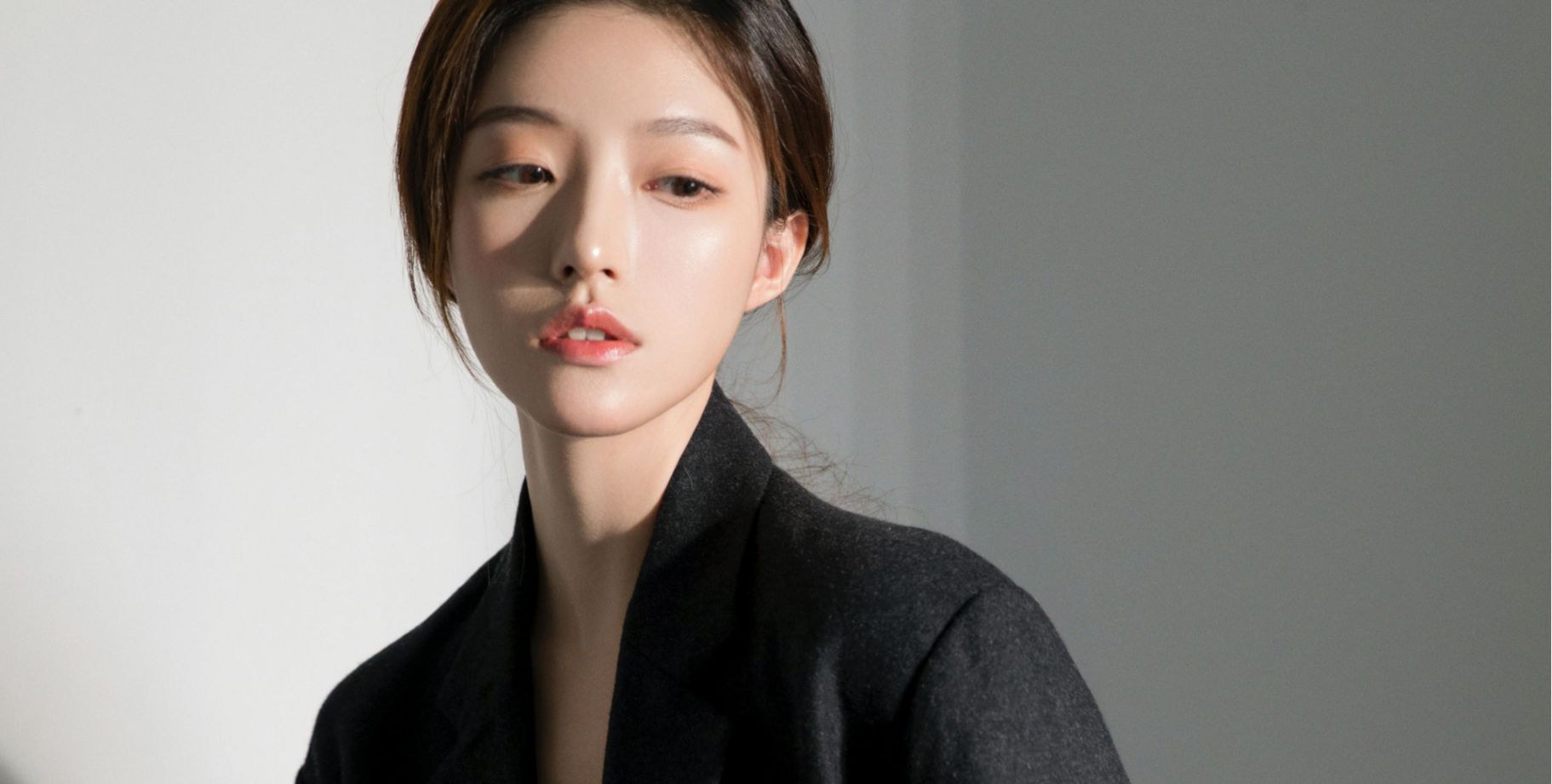 五官精致美女大衣时尚魅力写真