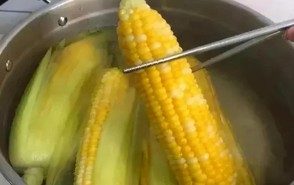煮玉米时不要用清水直接煮了多加这2味玉米又香又糯特好吃