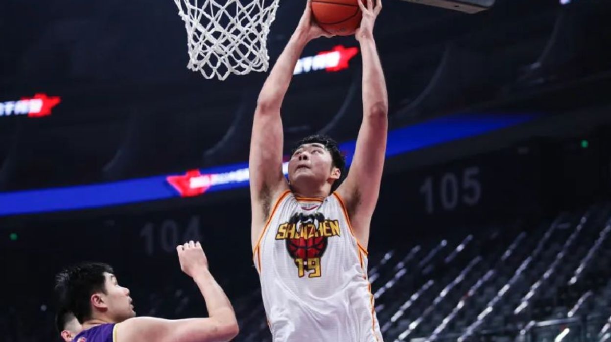 身高2米2,体重 140kg),不过自19-20赛季升入深圳一队之后,赵义明也并