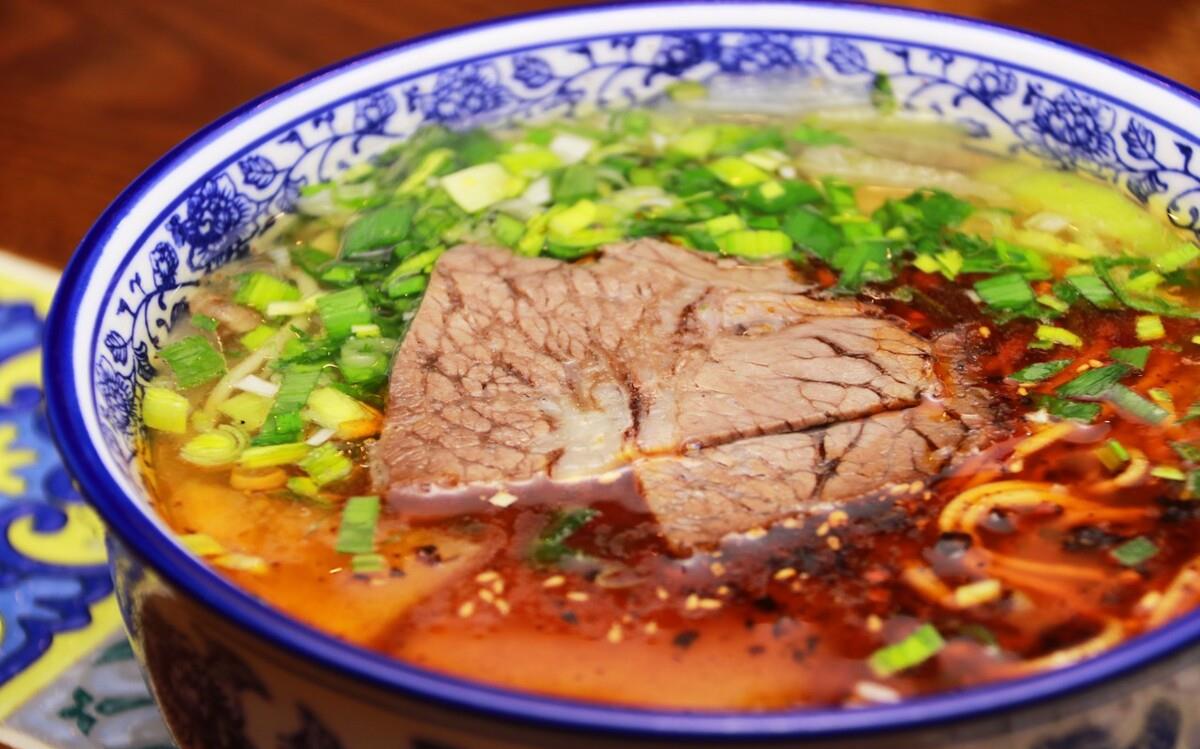 牛肉面是兰州人特别喜爱的美食在这里每天被吃掉多少头牛