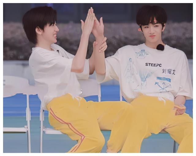 巴蜀中学晒刘耀文中考照穿的裤子很眼熟默认宋亚轩陪他考试