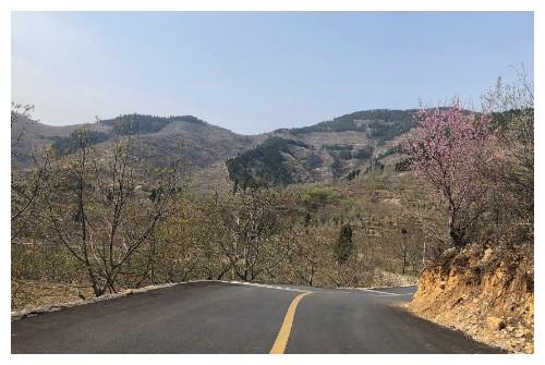 航拍济南潘家场村的盘山公路,宛如一条长长的丝带缠绕山间
