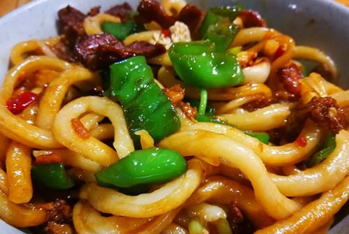 火爆太原的剔尖面馆面条劲道口感爽滑老人小孩都爱吃