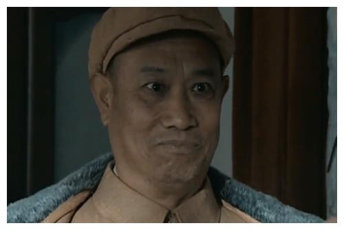 《亮剑》中门外等着5个纵队的司令,为何老总要点李云龙的将?