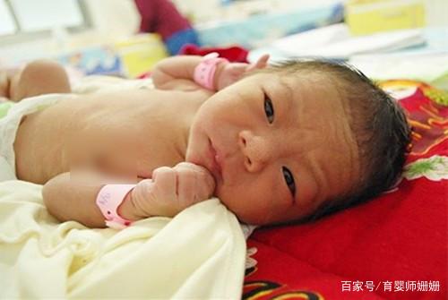 宝宝刚出生时有多丑?满月就能看到大变化,宝妈:幸亏当初没扔了休闲区蓝鸢梦想 - Www.slyday.coM 宝宝刚出生时有多丑?满月就能看到大变化,宝妈:幸亏当初没扔了休闲区蓝鸢梦想 - Www.slyday.coM