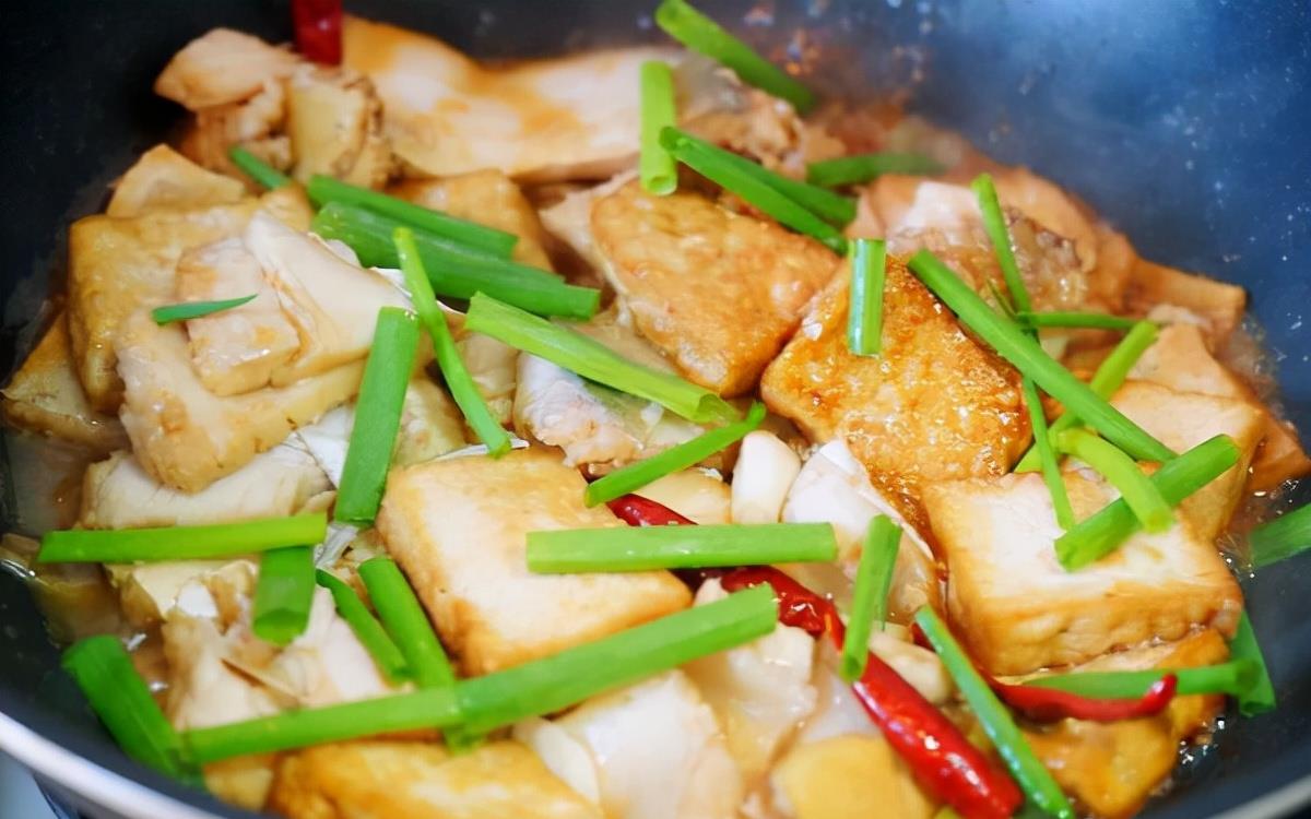 鱼腩和豆腐搭配做成鱼腩煲属实好吃鱼肉鲜豆腐嫩汤还美味