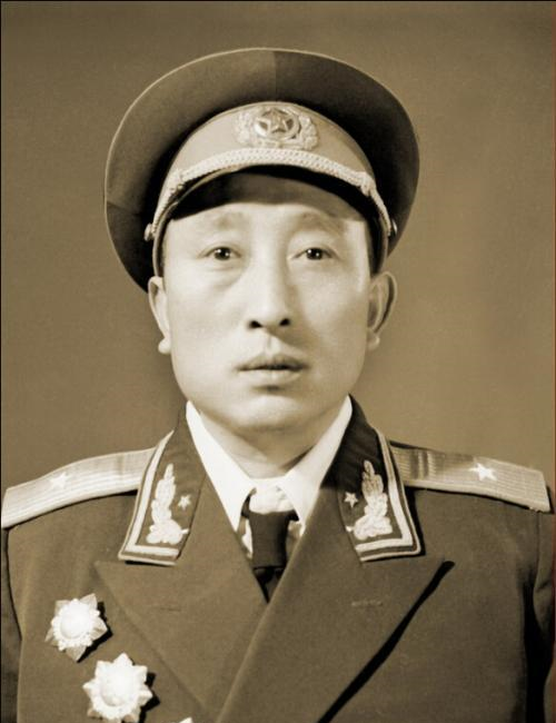 他主动请求降衔,上级很重用他,早早升为大军区副职,他是谁?