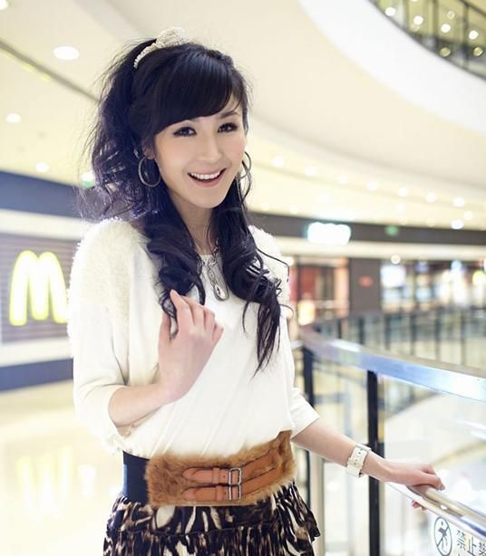 山东综艺主持人杨蕊自拍照