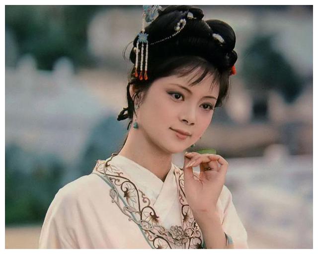 55岁"薛宝钗"张莉晒近照,皮肤紧致显年轻,家中豪宅装修奢华