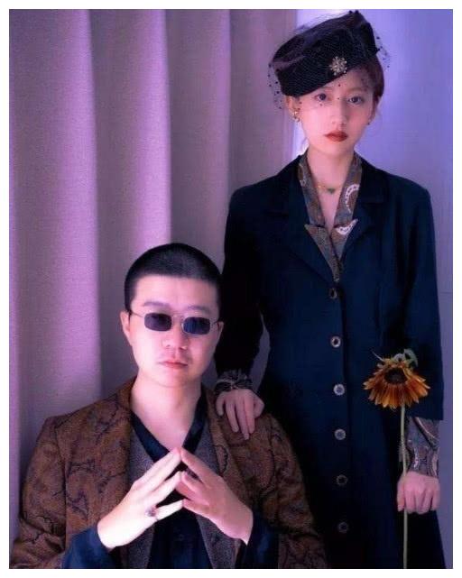 李诞再晒黑尾酱婚纱照,花臂白衣场面唯美,李诞罕见帅气