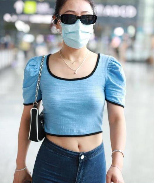 袁娅维穿泡泡袖短上衣秀蛮腰,紧身牛仔裤大方展示好身材