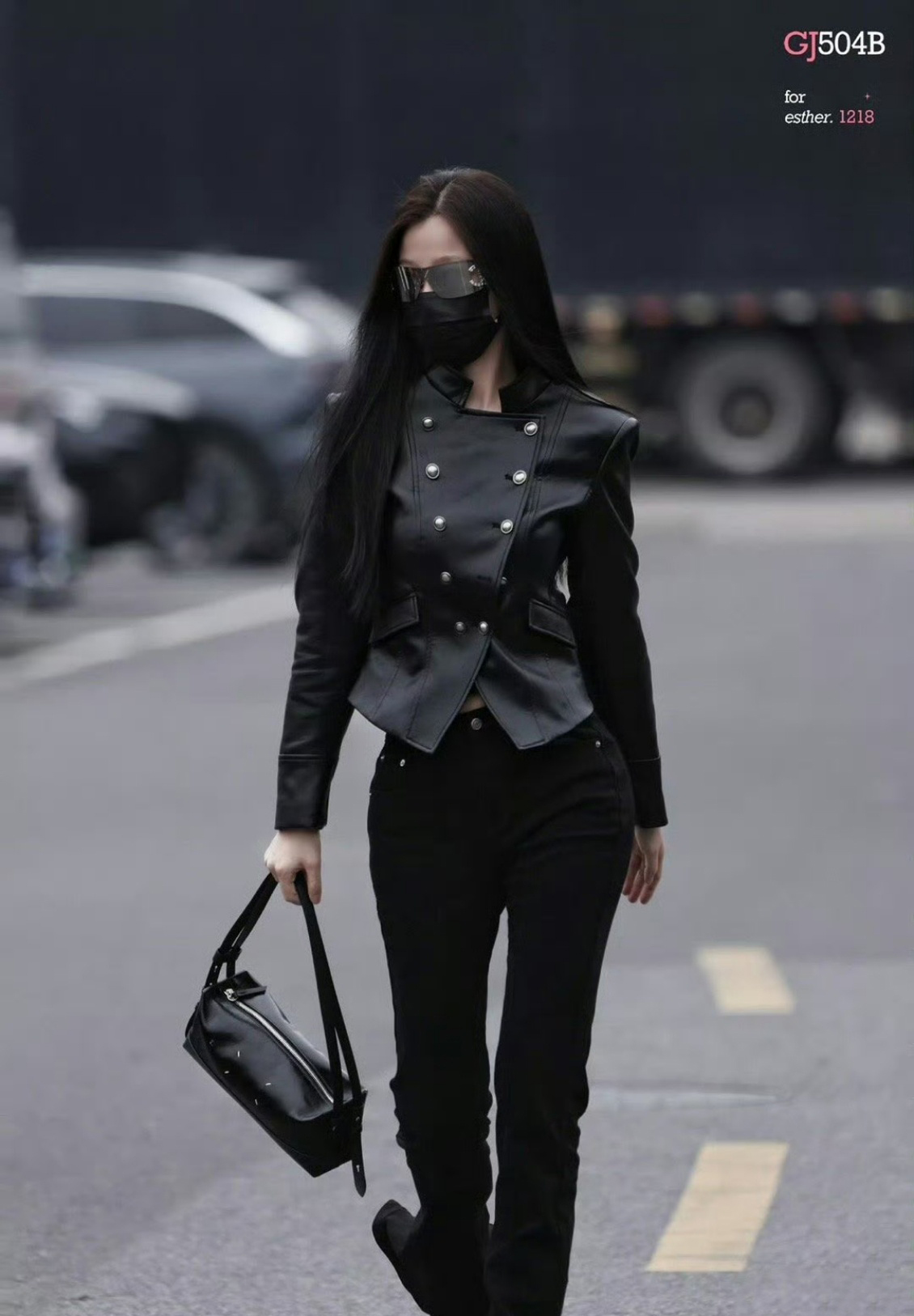 还以为虞书欣戴了面具，全黑穿搭利落又高级