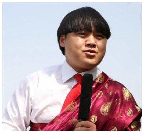 还记得笑星洛桑吗?25岁凭借《洛桑学艺》爆红,27岁车祸身亡