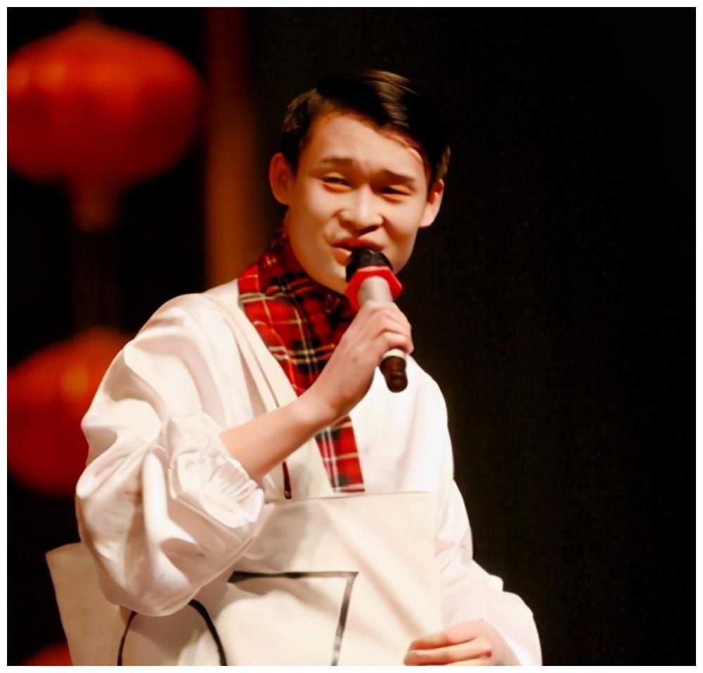 赵本山徒弟小沈龙为了红,让老婆给两男两女洗脚,网友:无下限