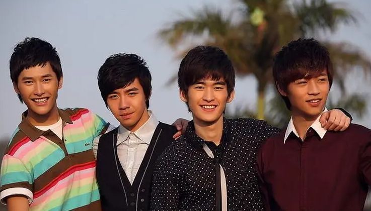 朱梓骁晒与张翰合照开心比耶状态好两人发展各不同