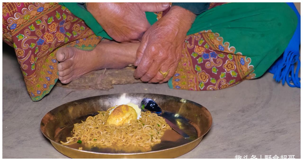 尼泊尔喜马拉雅山区,普通泡面成了这里的奢侈品,炒泡面配鸡蛋