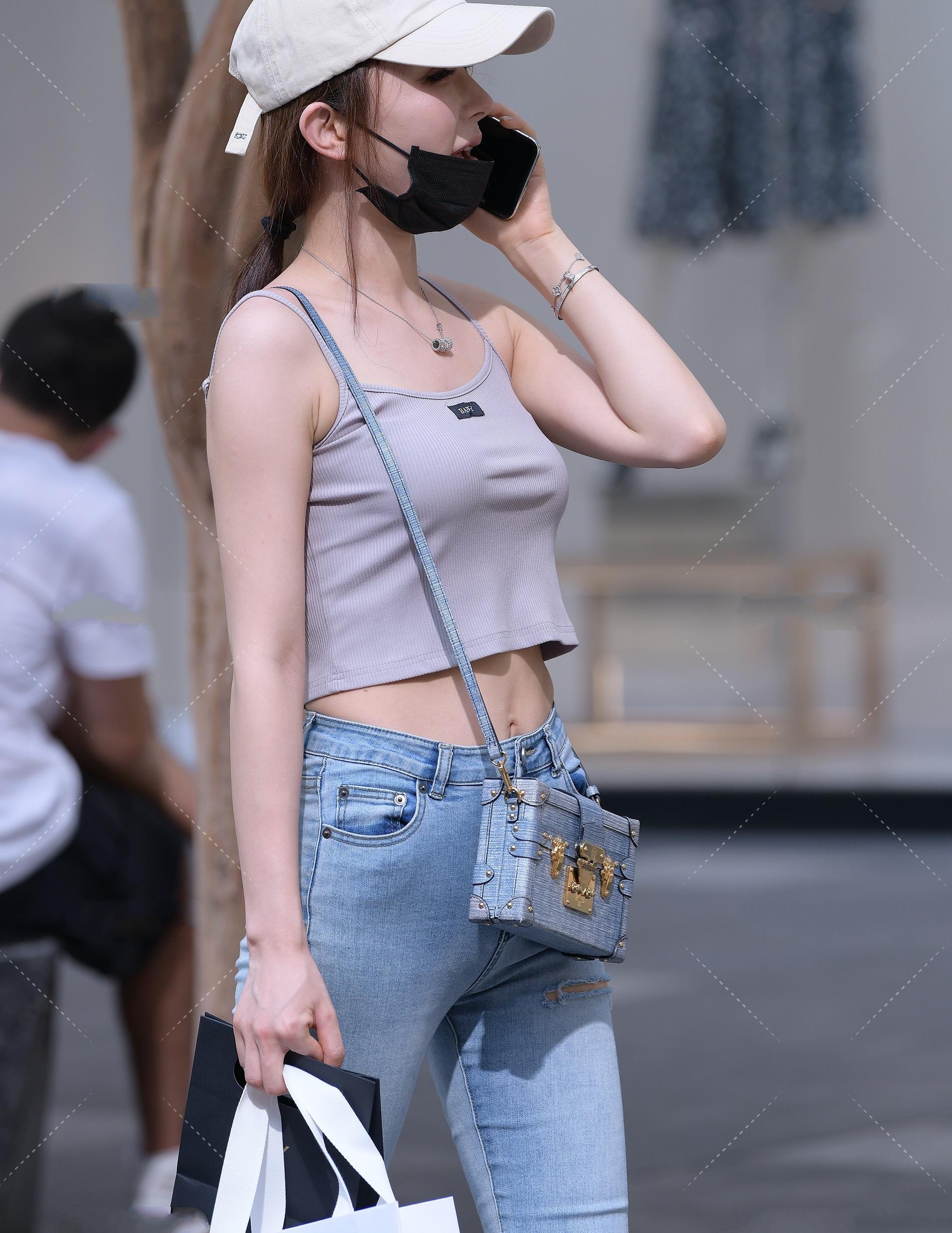 吊带背心搭配高腰牛仔裤,清新自然,活力满满_高清图集_新浪网