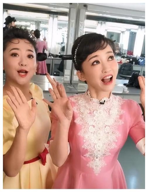 月亮姐姐小鹿姐姐罕见合体,冻龄容貌十几年如一日