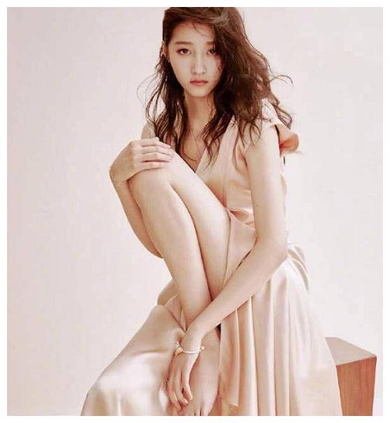 关晓彤穿着性感裙子,看到照片后,网友:楚楚动人啊