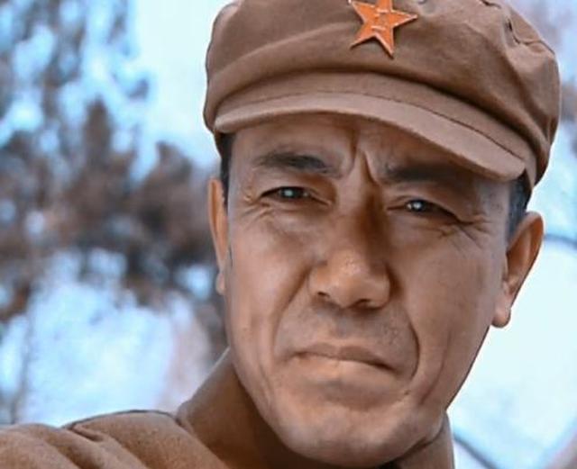 亮剑:李云龙被小兵缴枪时,为何火大却不敢发怒?看旁边路过谁