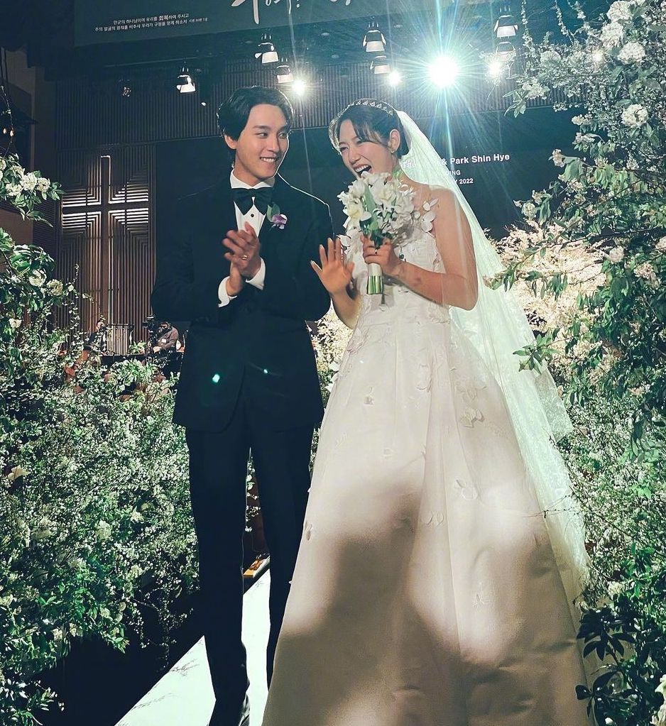 韩剧女神朴信惠举行婚礼婚礼现场美照曝光与小1岁老公很般配