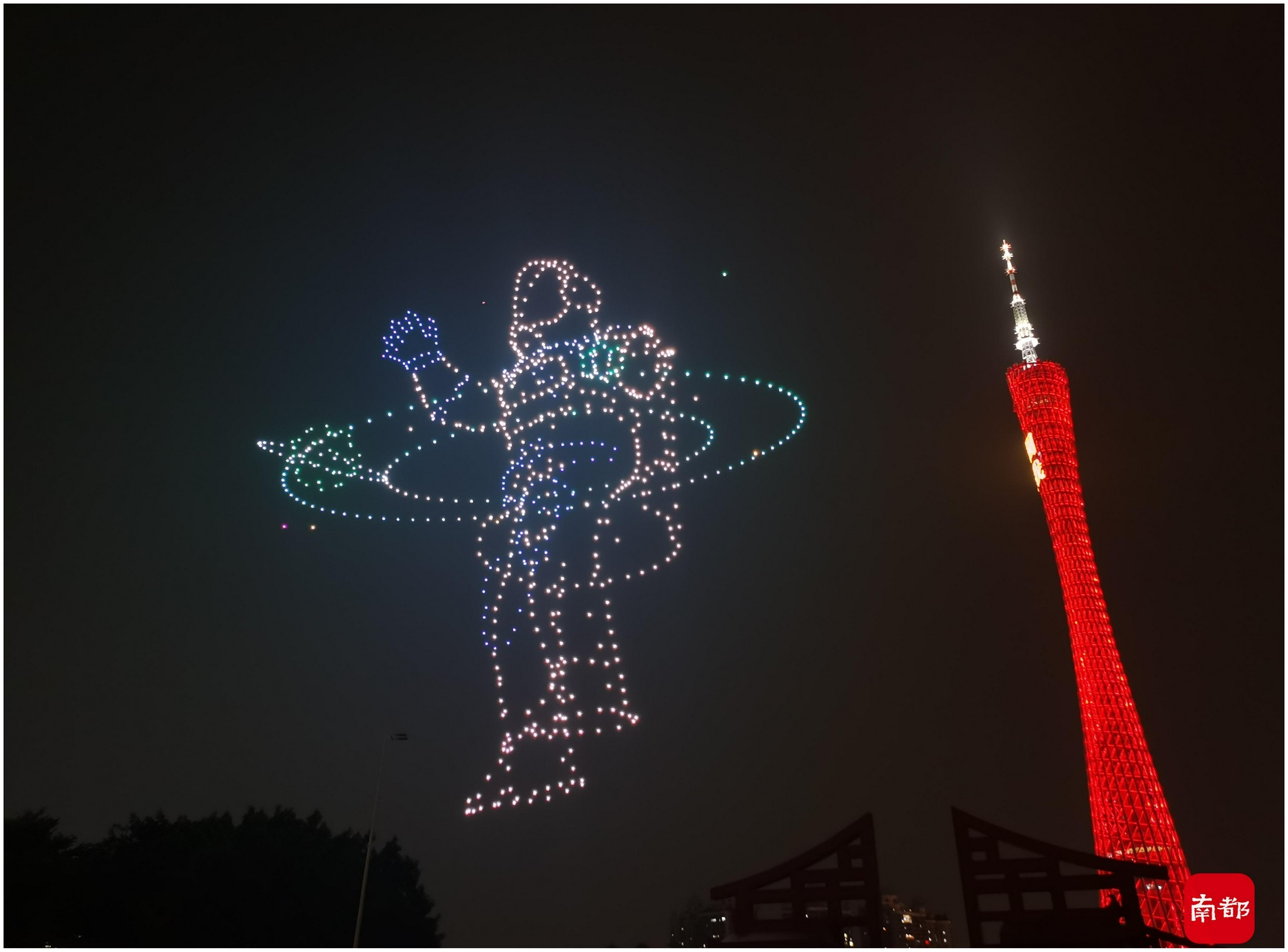 广州千架无人机光影秀,"祖国强大 晚舟回家" 映天幕|无人机|天幕|夜空