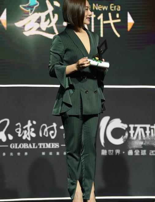 “体操公主”刘璇品位升级，真空穿墨绿色西装套装，美出新高度