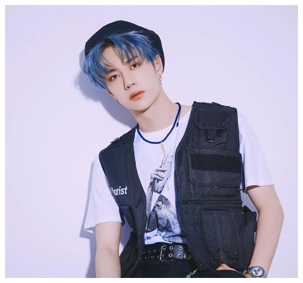 有种"惊艳"叫做王一博染头发,白发又奶又a, 蓝发帅成漫画脸!