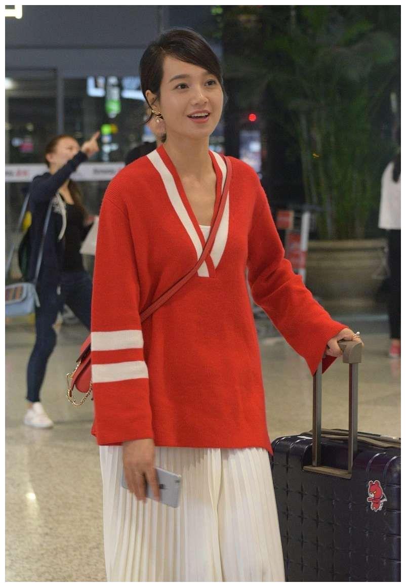 穿红色针织衫配百褶裙走机场,淑女显瘦还特洋气|朱丹|百褶裙|针织衫