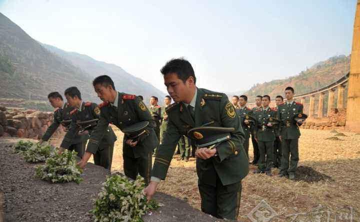 21岁的小战士跌入桥墩牺牲,遗体长眠桥墩,火车经过此地要鸣笛