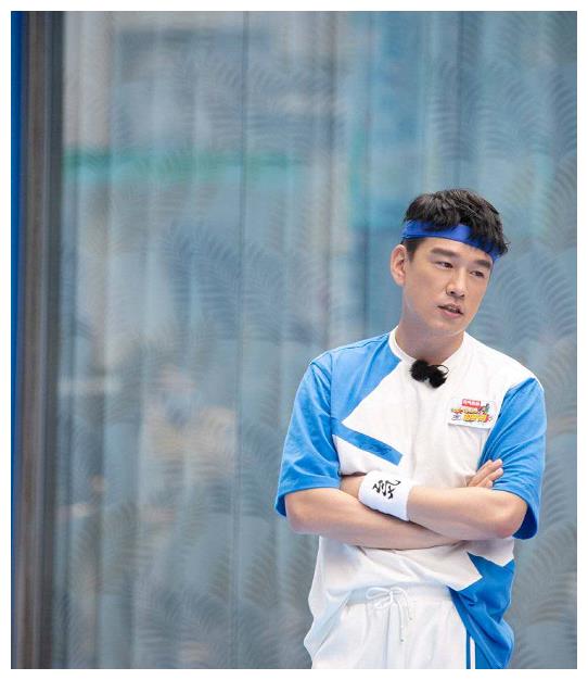 王耀庆综艺上穿超短裤,胡军调侃这是刚睡醒,网友们对此看法不一