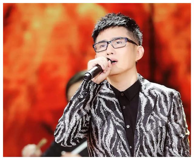 石头,出生于中国吉林,中国内地流行男歌手.