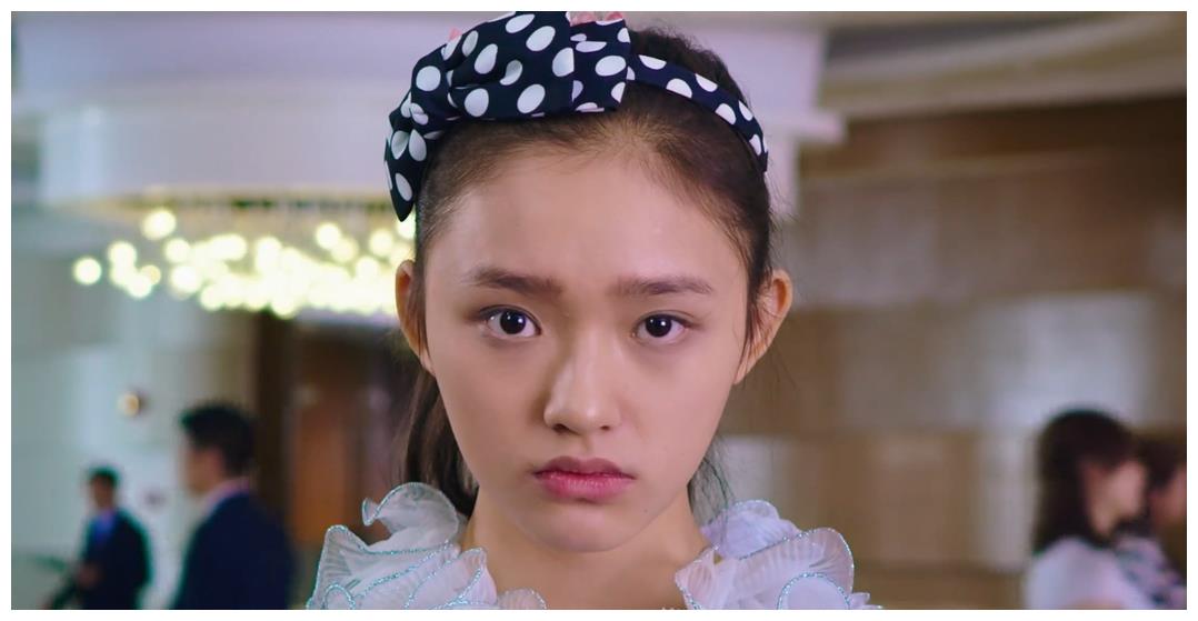 林允上跑男不顾形象,素颜穿睡衣不畏惧,一部《美人鱼》发人深省