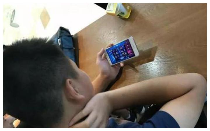 男孩利用上网课的时间偷玩手机,垃圾快乐,比毒品更可怕