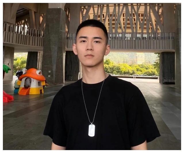 李现寸头照刷屏果然男生留寸头才最帅比