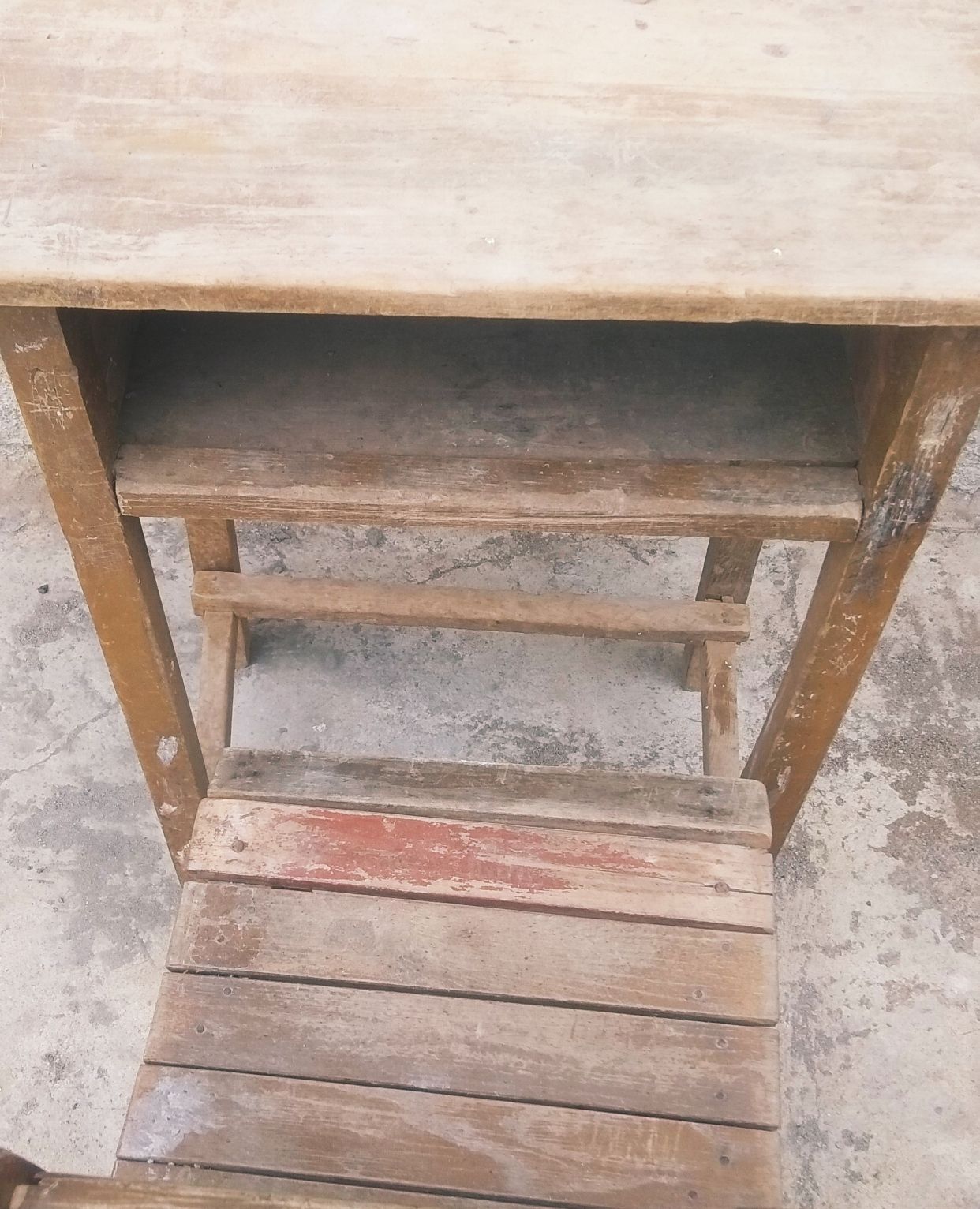 年少的时光,被一张陈旧的课桌唤醒