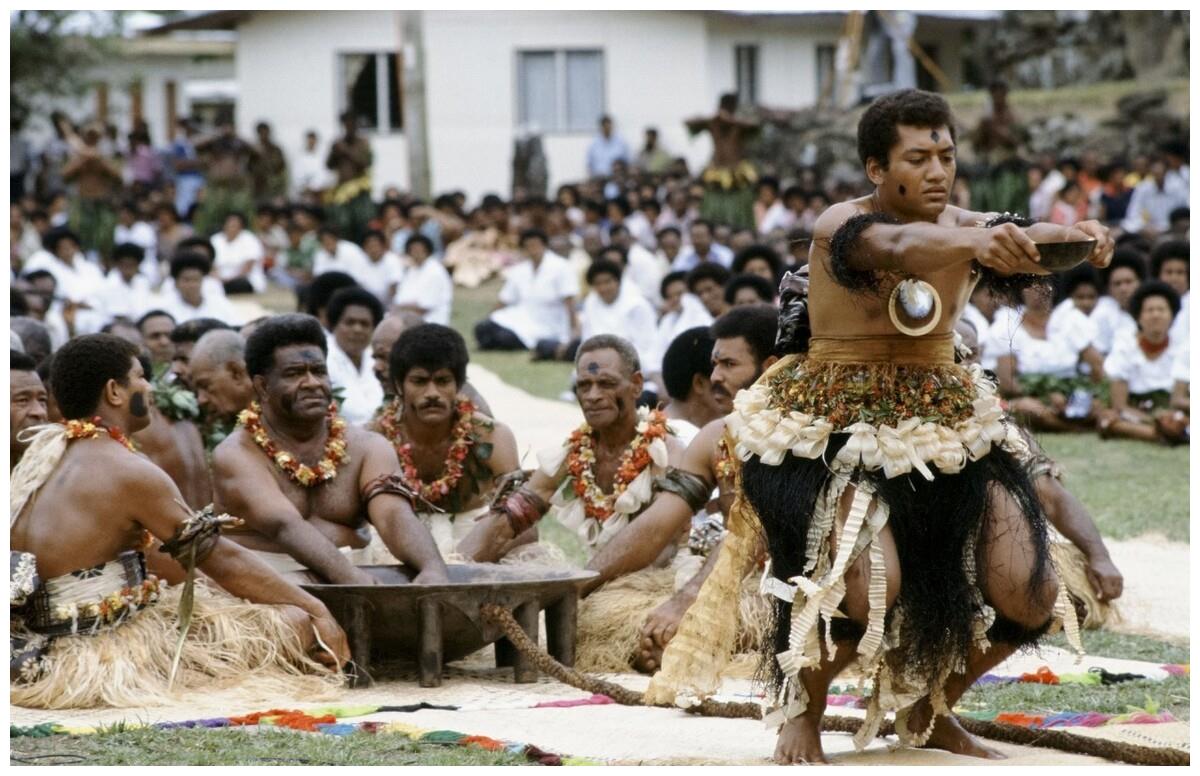 赤脚在火中跳舞土著人神奇的双脚可在烫石中表演1小时
