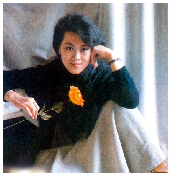 《牧马人》的拍摄,在其中扮演女秘书宋蕉英一角,这个角色使陈肖依名气