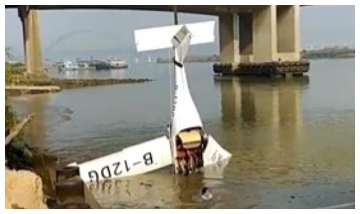 广东中山发生坠机事故，一小型飞机坠河，现场曝光！休闲区蓝鸢梦想 - Www.slyday.coM