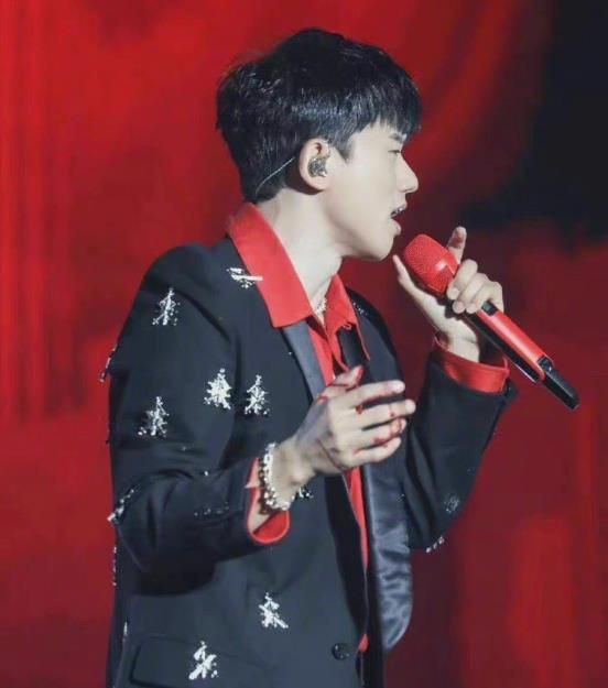 张杰演唱会受伤后，又带伤演出，谢娜携何炅黄磊现身台下为他捧场休闲区蓝鸢梦想 - Www.slyday.coM