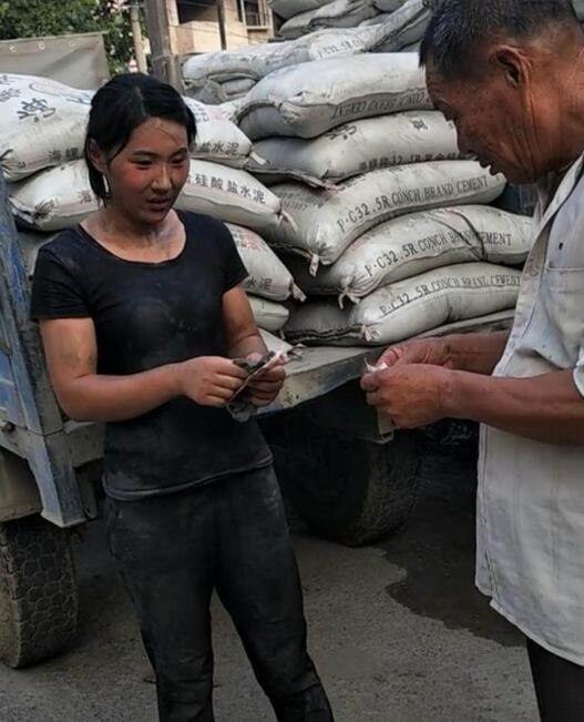 农村90后美女,为家庭去县城扛水泥,累一天能挣200块,你能干吗