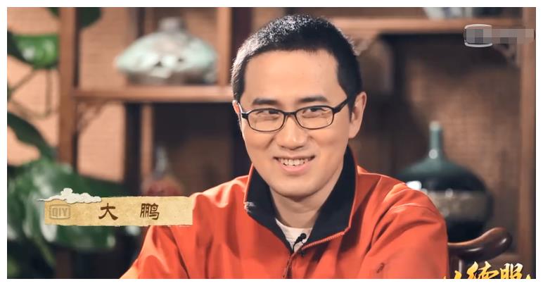 郭德纲在前期时是康大鹏推动的,是他把郭德纲邀请到《开心茶馆》演出