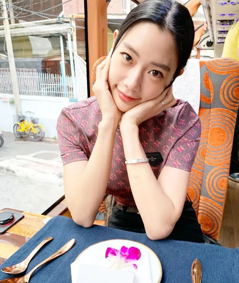 克拉拉晒照颜值重回巅峰之时,网友大呼:太美了_高清图集_新浪网