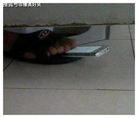 搞笑GIF:上厕所正确玩手机方法休闲区蓝鸢梦想 - Www.slyday.coM 搞笑GIF:上厕所正确玩手机方法休闲区蓝鸢梦想 - Www.slyday.coM