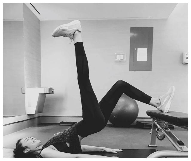 刘雯17岁走秀照曝光,仪态管理完美,难怪能变成2400万粉丝的超模