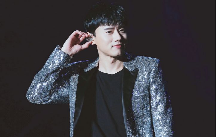 张杰演唱会受伤后，又带伤演出，谢娜携何炅黄磊现身台下为他捧场休闲区蓝鸢梦想 - Www.slyday.coM