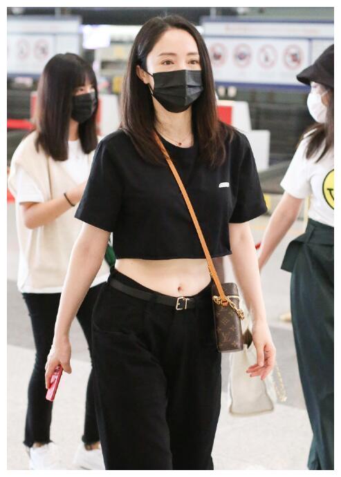 董璇恋爱后越发自信,罕见穿高腰露脐装现身机场,大秀平坦小腹